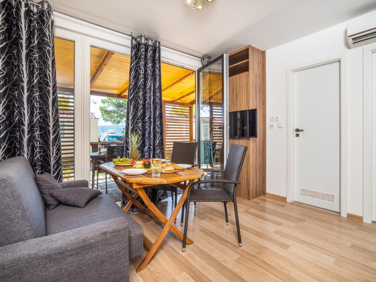 Mediteran Travel Mobile Homes Uvala Slana セルツェ エクステリア 写真